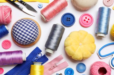 Beyaz arka planda farklı dikiş malzemeleri var.