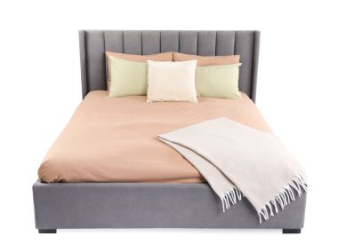 Beyaz çarşaflı büyük bir yatak.