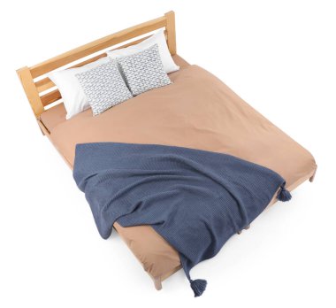 Temiz çarşafları olan büyük bir yatak, beyazın üstünde, manzaranın üstünde.