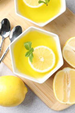 Lezzetli jöle, limon parçaları ve nane şekeri.