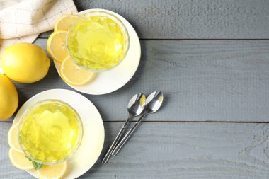 Gri ahşap masa üzerinde naneli limon jölesi. Metin için boşluk