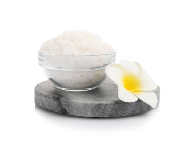 Doğal deniz tuzu ve tesisat çiçeği beyaza izole edilmiş.