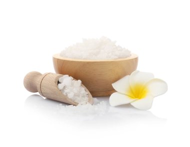 Doğal deniz tuzu ve tesisat çiçeği beyaza izole edilmiş.