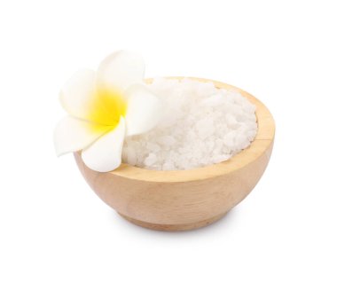 Beyaz kaptaki doğal deniz tuzu ve tesisat çiçeği.