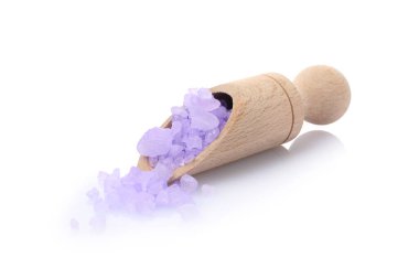 Tahta kepçedeki mor deniz tuzu beyaza izole edilmiş.