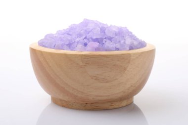 Beyaz arka planda ahşap kasede mor deniz tuzu