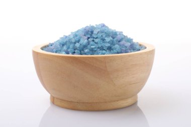 Tahta kasedeki mavi deniz tuzu beyaza izole edilmiş.