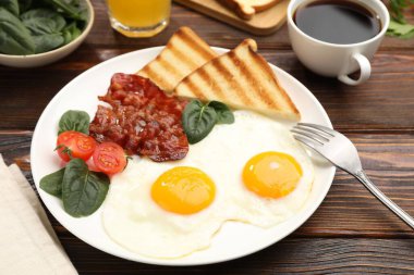Yağda yumurta ve pastırma ile nefis bir kahvaltı, ahşap masada servis edilir, yakın plan.