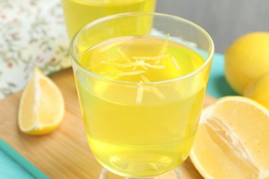 Tatlı kaselerinde leziz sarı jöle ve masada limon, yakın plan.