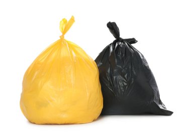 Plastik torbalardaki çöpler beyaza izole edilmiş.