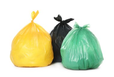 Plastik torbalardaki çöpler beyaza izole edilmiş.