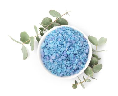 Kasede mavi deniz tuzu ve okaliptüs dalları beyaz, üst manzara