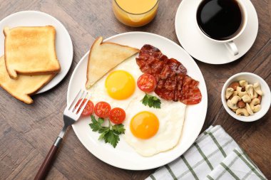 Tahta masada servis edilen omlet ve pastırmayla nefis bir kahvaltı.