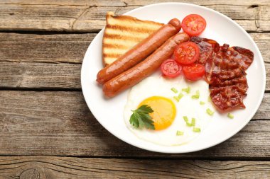 Yağda yumurta, sosis ve domuz pastırması ile nefis bir kahvaltı.