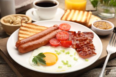 Yağda yumurta, sosis ve domuz pastırması ile nefis bir kahvaltı.