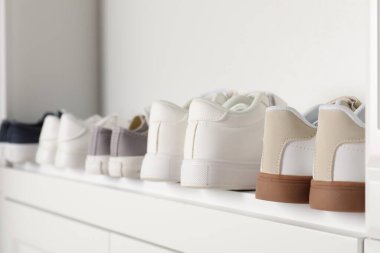 İçerideki raflarda farklı tarz çocuk ayakkabıları, yakın plan.