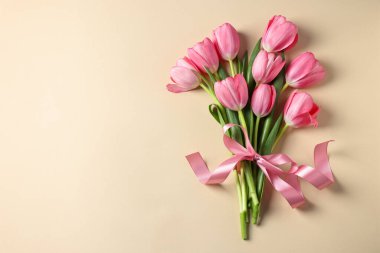 Bej arka planda pembe laleler, üst manzara. Metin için boşluk