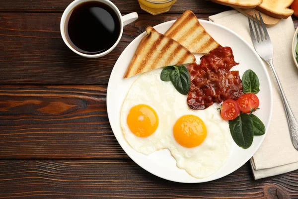 Tahta masada servis edilen yağda yumurta ve pastırmayla nefis bir kahvaltı. Metin için boşluk