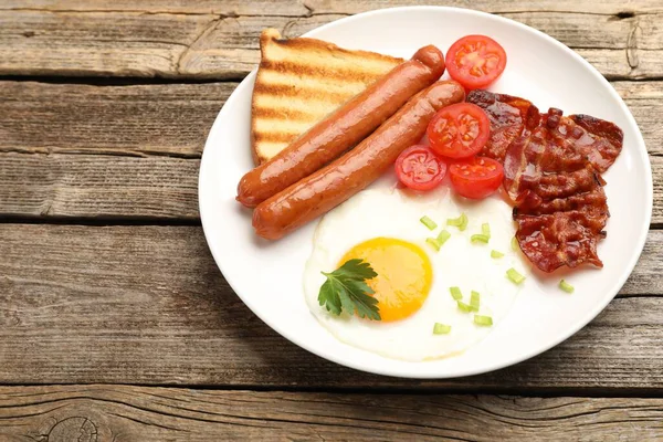 Yağda yumurta, sosis ve domuz pastırması ile nefis bir kahvaltı.