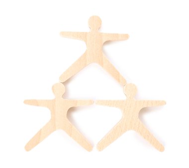 Tahta istiflenmiş akrobatlar beyazlar üzerinde izole edilmiş, üst manzara. Dengeleme oyunu