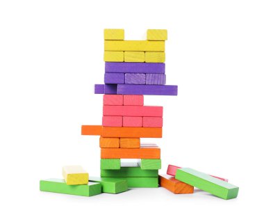 Beyaz üzerine izole edilmiş ahşap bloklardan yapılmış renkli kule