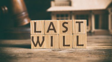 Masanın üzerinde harfler olan tahta küplerden yapılmış son arzular. Pankart tasarımı