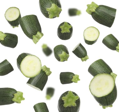 Kabak parçaları beyaz arka plana düşüyor. Taze sebze.