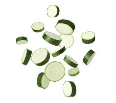 Kabak parçaları beyaz arka plana düşüyor. Taze sebze.