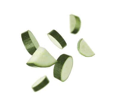 Kabak parçaları beyaz arka plana düşüyor. Taze sebze.