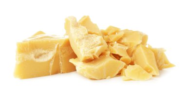 Doğal kakao yağı parçaları beyaza izole edilmiş.