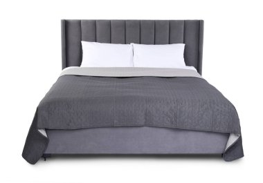 Beyaz çarşaflı büyük bir yatak.