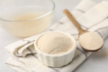 Kasede jelatin tozu, gri masada kaşık, yakın plan.