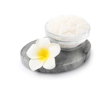 Doğal deniz tuzu ve tesisat çiçeği beyaza izole edilmiş.