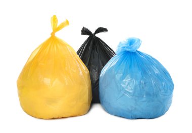 Plastik torbalardaki çöpler beyaza izole edilmiş.