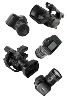 Fotoğraf ve video kameralar beyaz arka planda havada uçuyor