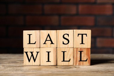 Tahta masadaki harflerle yapılmış son arzular.