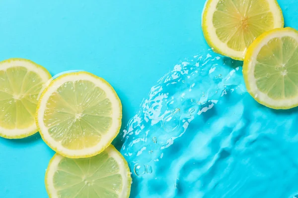 Açık mavi arka planda limon dilimleri, düz. Metin için boşluk