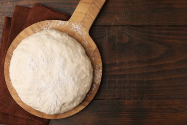 Tahta masada taze maya hamuru, üst manzara. Metin için boşluk