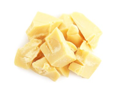 Doğal kakao yağı parçaları beyaza izole edilmiş.