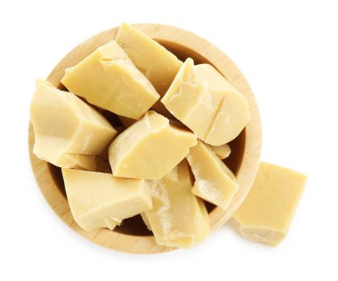 Kakao yağı parçaları beyaz kasede izole edilmiş.