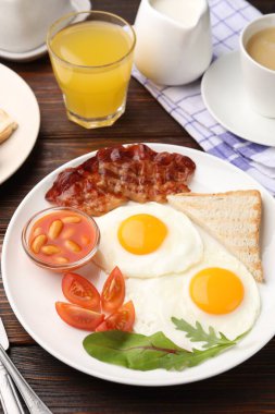 Geleneksel İngiliz kahvaltısı ahşap masada servis edilir, yakın plan.