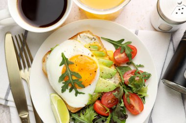 Avokado tostlu sağlıklı bir kahvaltı.