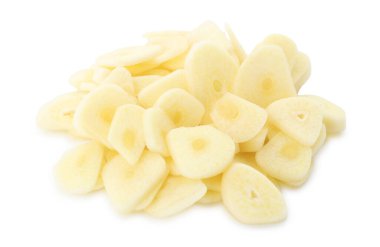 Beyaz üzerine izole edilmiş taze sarımsak parçaları.