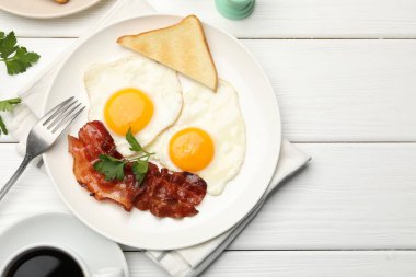 Beyaz ahşap masada servis edilen omlet ve pastırmayla nefis bir kahvaltı.