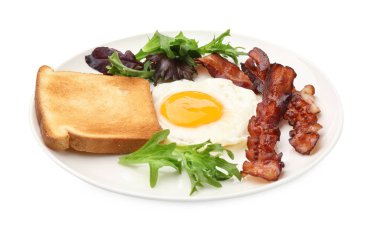 Yağda yumurta, pastırma, kızarmış ekmek ve salatayla nefis bir kahvaltı.