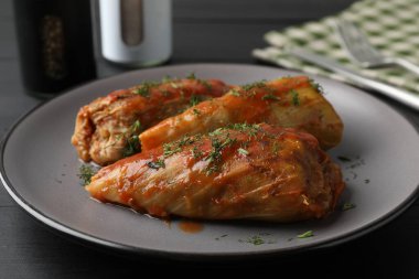 Siyah masada servis edilen lezzetli lahana dürümleri.