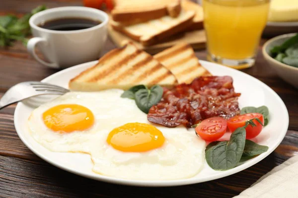 Yağda yumurta ve pastırma ile nefis bir kahvaltı, ahşap masada servis edilir, yakın plan.