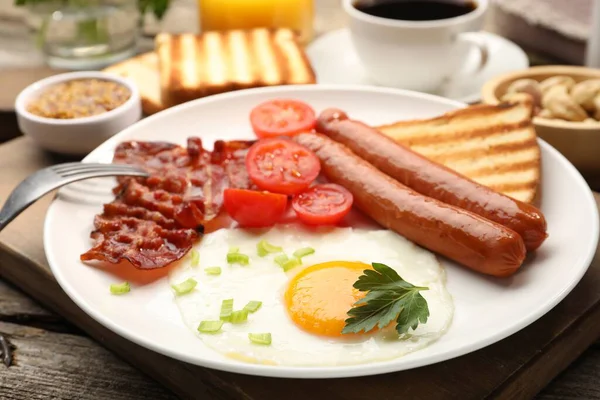 Yağda yumurta, sosis ve domuz pastırması ile nefis bir kahvaltı.