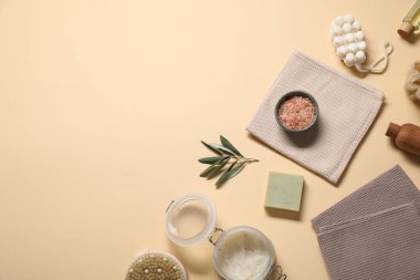 Bej arka planda waffle havluları ve kişisel bakım ürünleri olan düz kompozisyon. Metin için boşluk