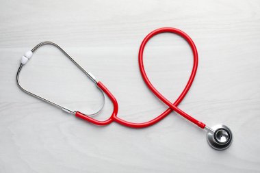 Kırmızı steteskop açık ahşap masa, üst manzara.